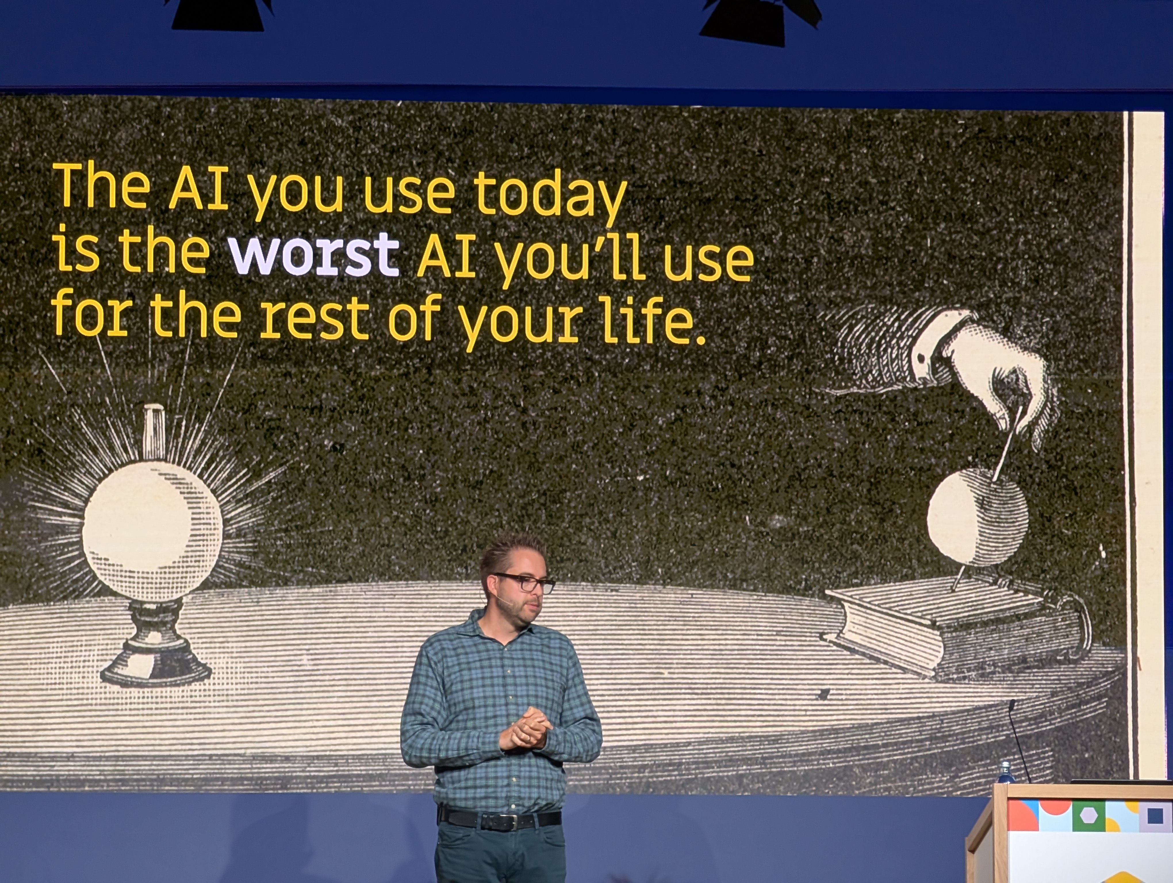 Dries Buytaert vor seiner Präsentationsfolie über AI