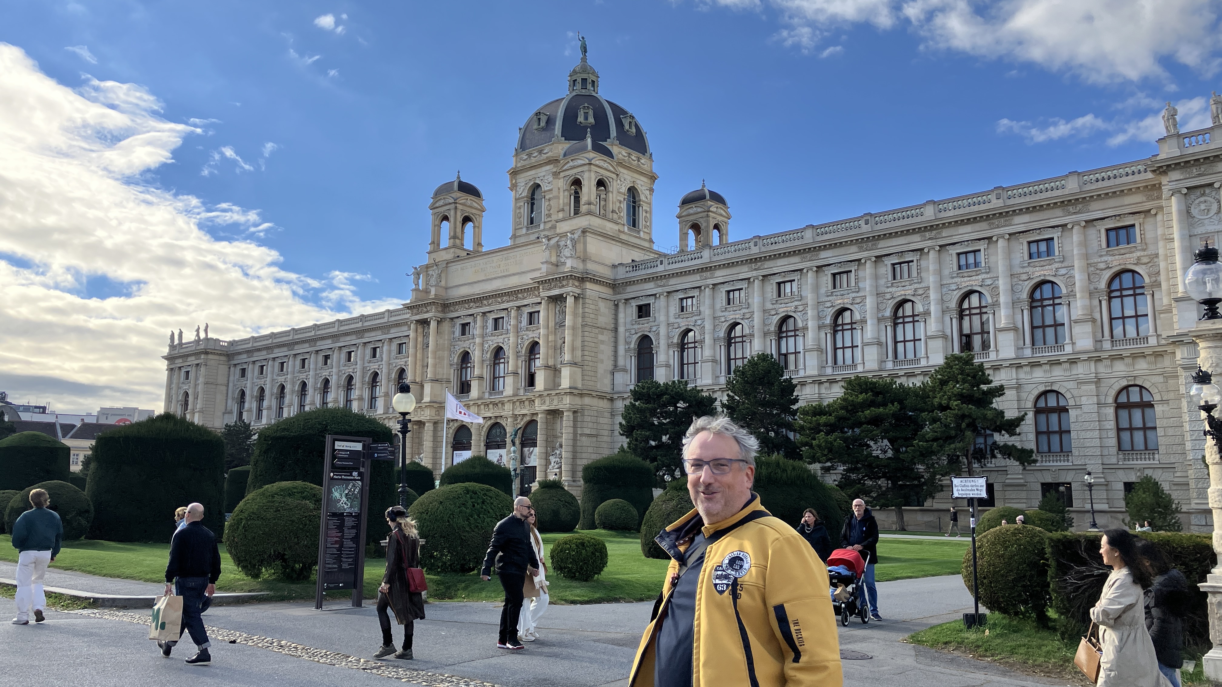 Frank vor dem naturhistorischen Museum Wien