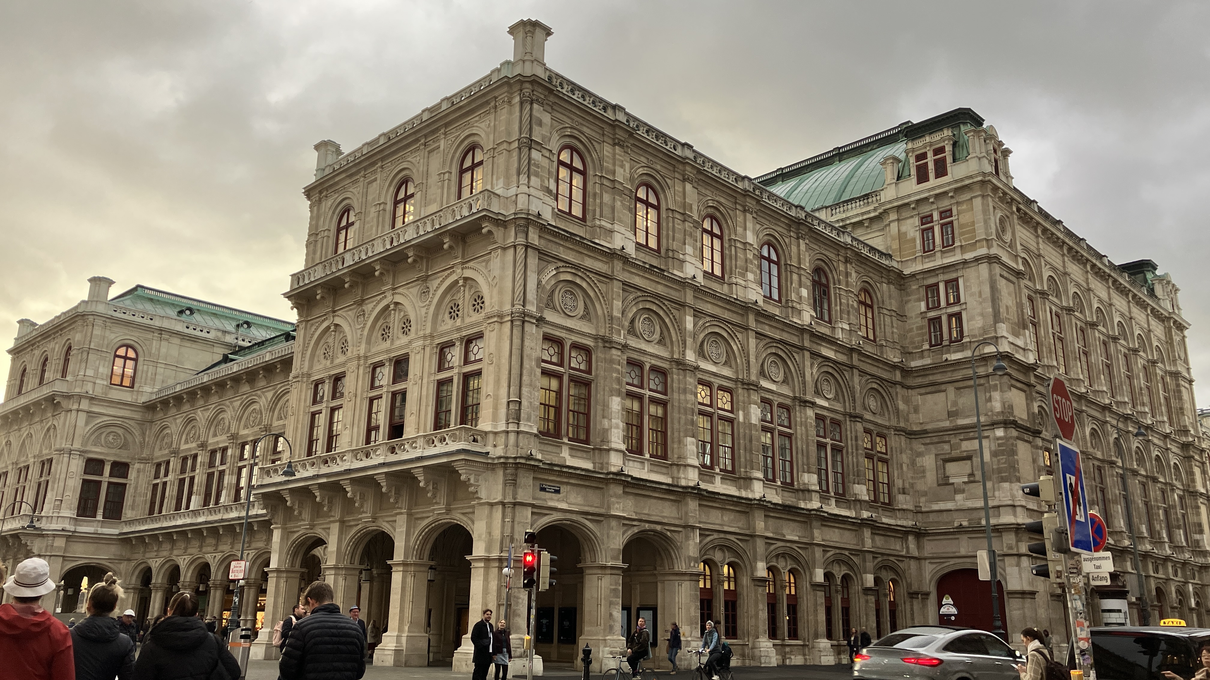 Wiener Oper mit Verzierungen und Arkadengängen