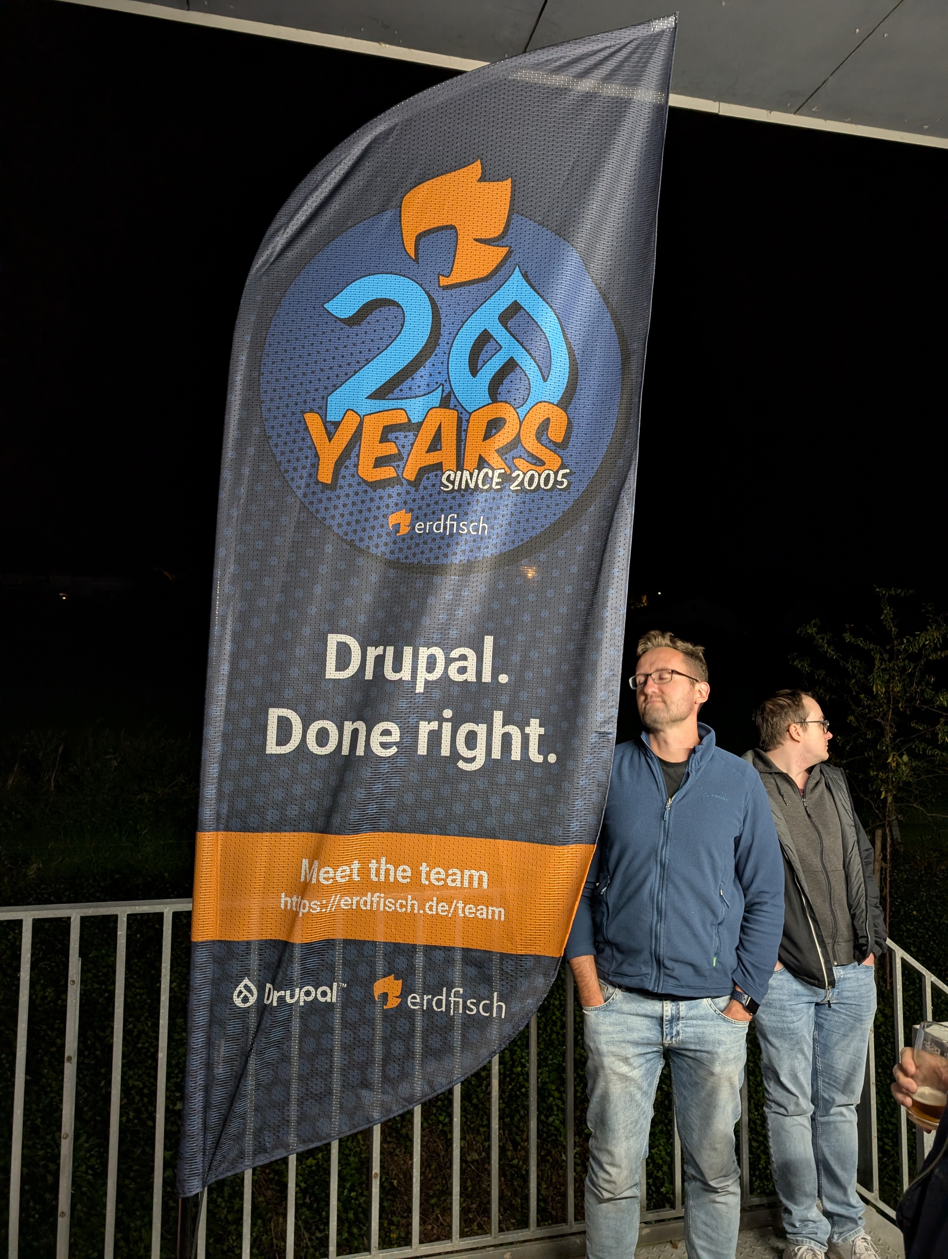 „20 Years of Drupal“ Banner mit zwei erdfischen daneben.