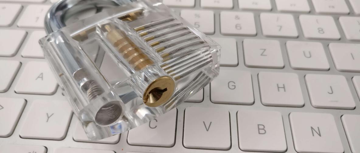 Transparentes Bügelschloss auf Tastatur