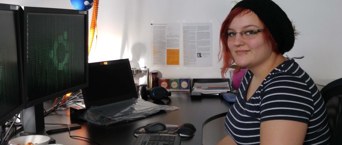 Janet Lehmann am Schreibtisch vor ihrem Rechner