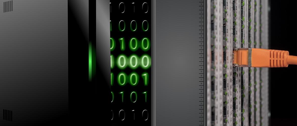 Binäre Zahlen und Rack Rückseite mit orangenen Netzwerkstecker