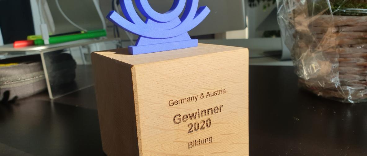 Drupal Splash Award 2020 - Auszeichnung steht auf einem Schreibtisch