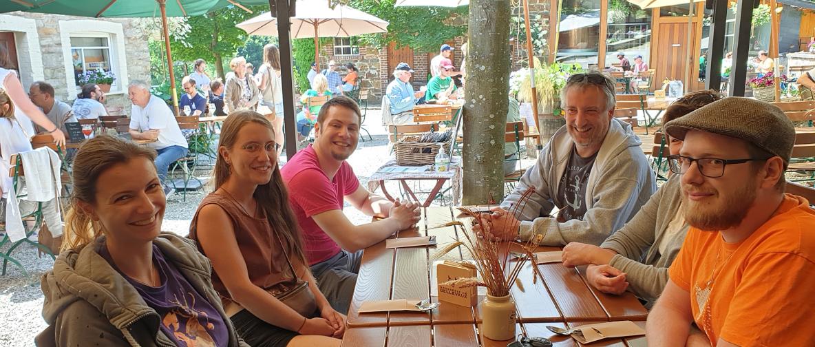 Das erdfisch Team sitzt zusammen an einem Biergarten-Tisch