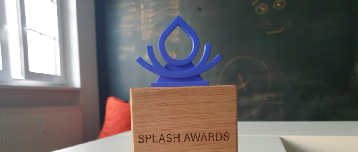 Ein kleiner Pokal aus Holz steht auf einem Tisch