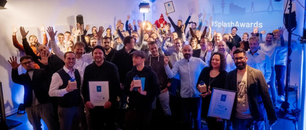 Gruppenbild mit freudigen Teilnehmern der Splash Awards 2022