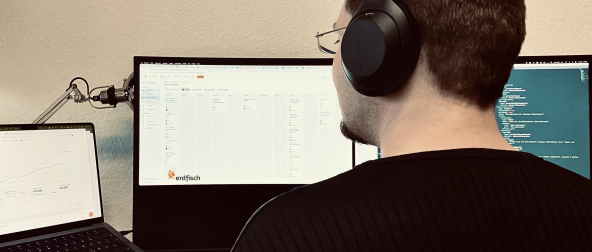 Projektmanager mit Headset bei der Arbeit