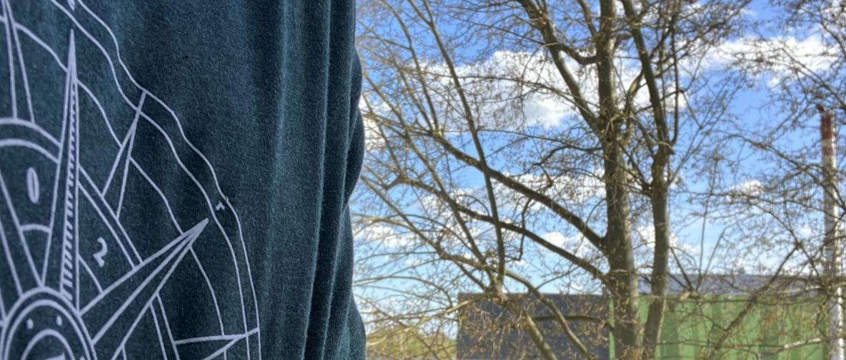 das erdfisch 2023 T-Shirt vor einem geöffneten Fenster