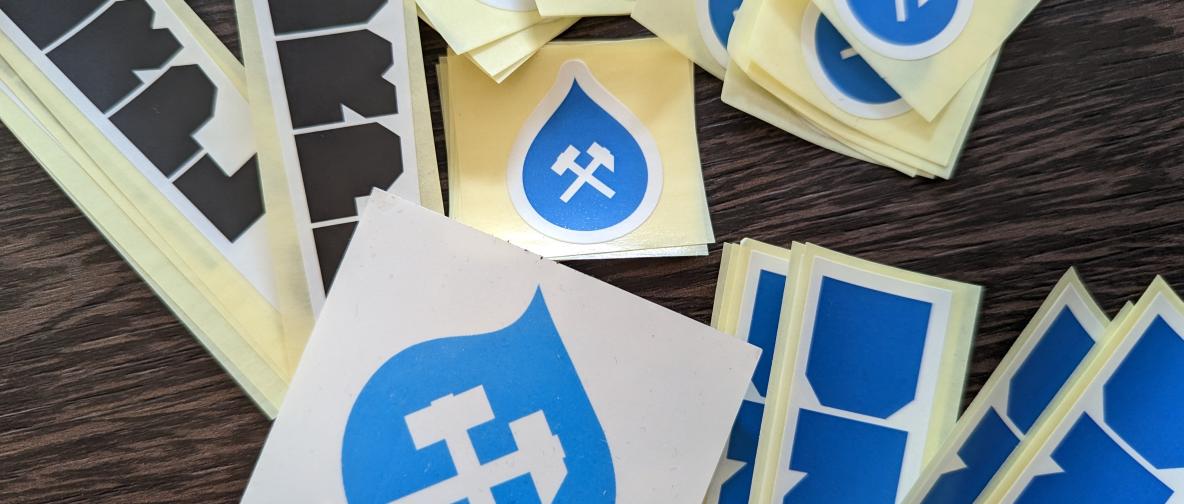 verschiedene Drupal und Drupalcamp Ruhr Sticker auf einem Tisch
