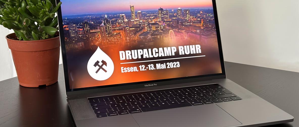 MacBook mit Drupalcamp Ruhr 2023 Logo