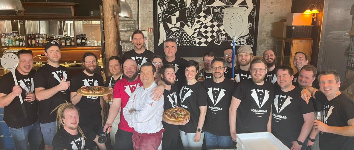 Gruppenbild vom Junggesellenabschied. 21 Personen tragen erdfisch gesponserte Shirts.