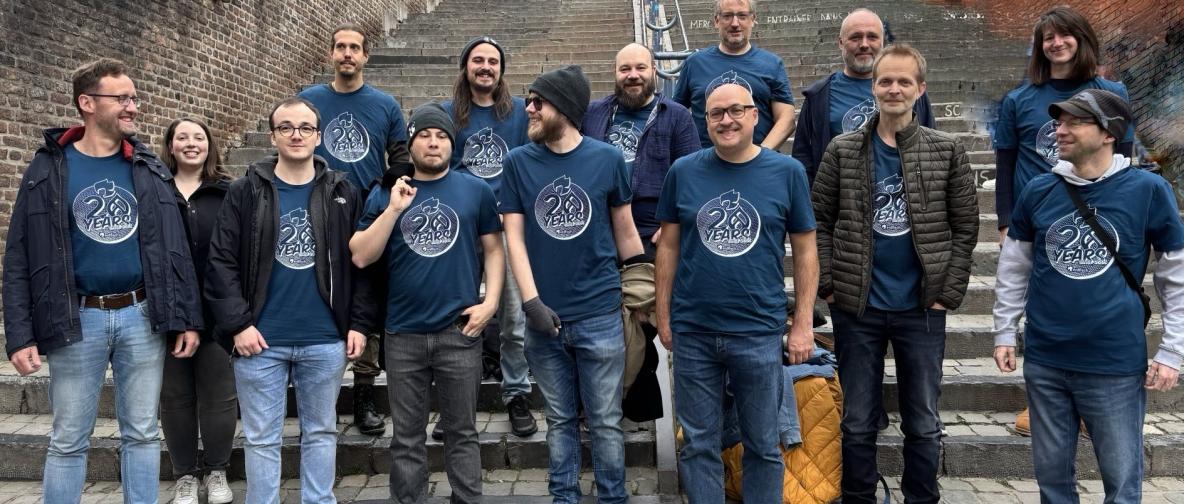 erdfisch Teamfoto vor einer hohen Treppe in der Altstadt von Lüttich