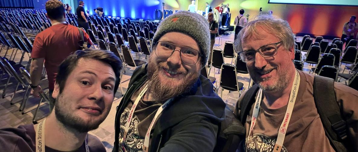 Henjo, Pascal und Frank im Hörsaal auf der DrupalCon 2026 Rotterdam