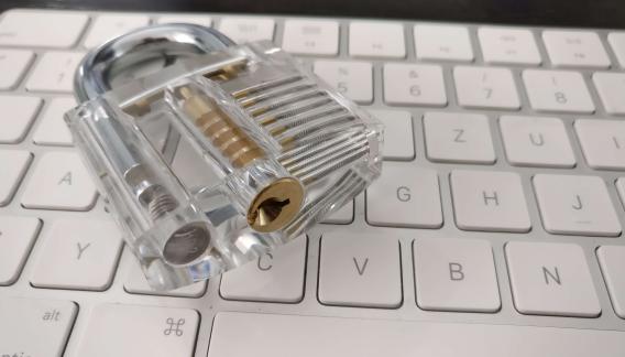 Transparentes Bügelschloss auf Tastatur
