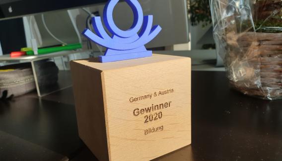 Drupal Splash Award 2020 - Auszeichnung steht auf einem Schreibtisch