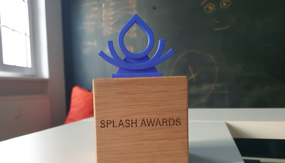 Ein kleiner Pokal aus Holz steht auf einem Tisch