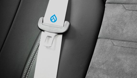 ein Sicherheitsgurt mit Drupal-Logo