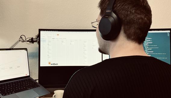 Projektmanager mit Headset bei der Arbeit