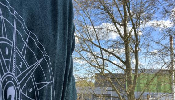 das erdfisch 2023 T-Shirt vor einem geöffneten Fenster