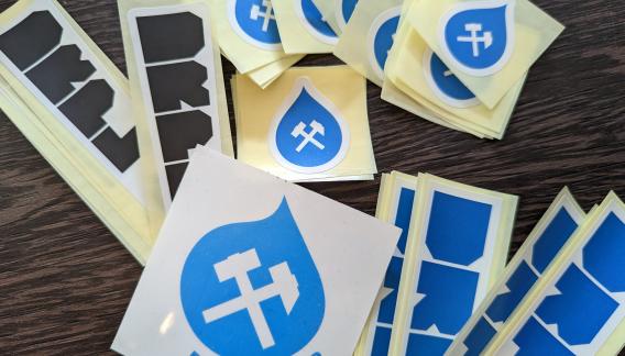 verschiedene Drupal und Drupalcamp Ruhr Sticker auf einem Tisch