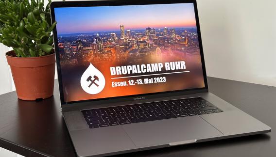 MacBook mit Drupalcamp Ruhr 2023 Logo
