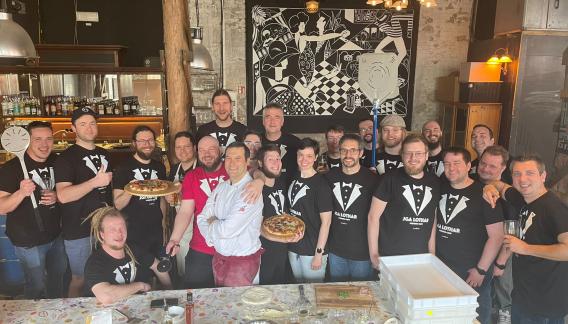 Gruppenbild vom Junggesellenabschied. 21 Personen tragen erdfisch gesponserte Shirts.
