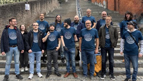 erdfisch Teamfoto vor einer hohen Treppe in der Altstadt von Lüttich