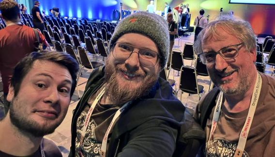 Henjo, Pascal und Frank im Hörsaal auf der DrupalCon 2026 Rotterdam