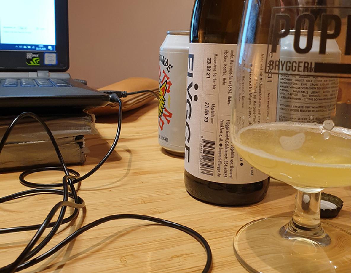 Remote Beer Tasting Impression mit Flasche, Glas, Dose und Notebooke