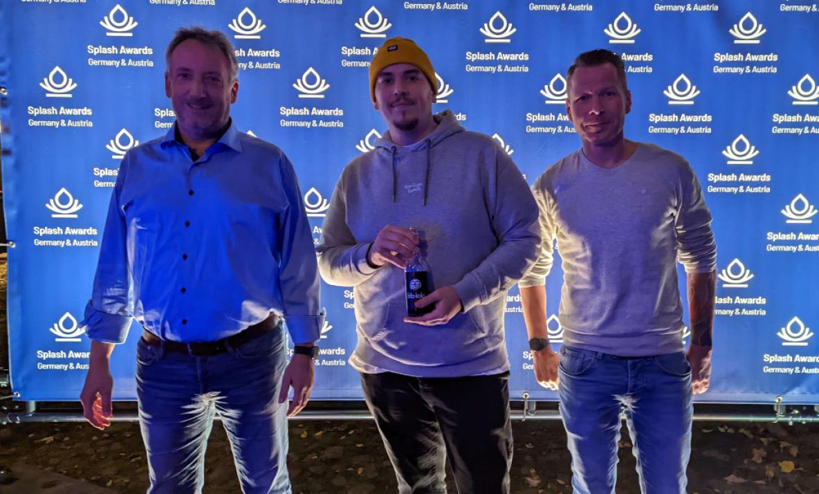 Drei Männer vor dem Splah Award Hintergrund