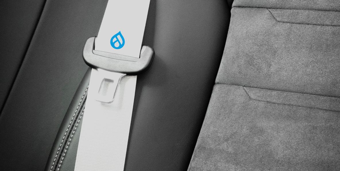 ein Sicherheitsgurt mit Drupal-Logo