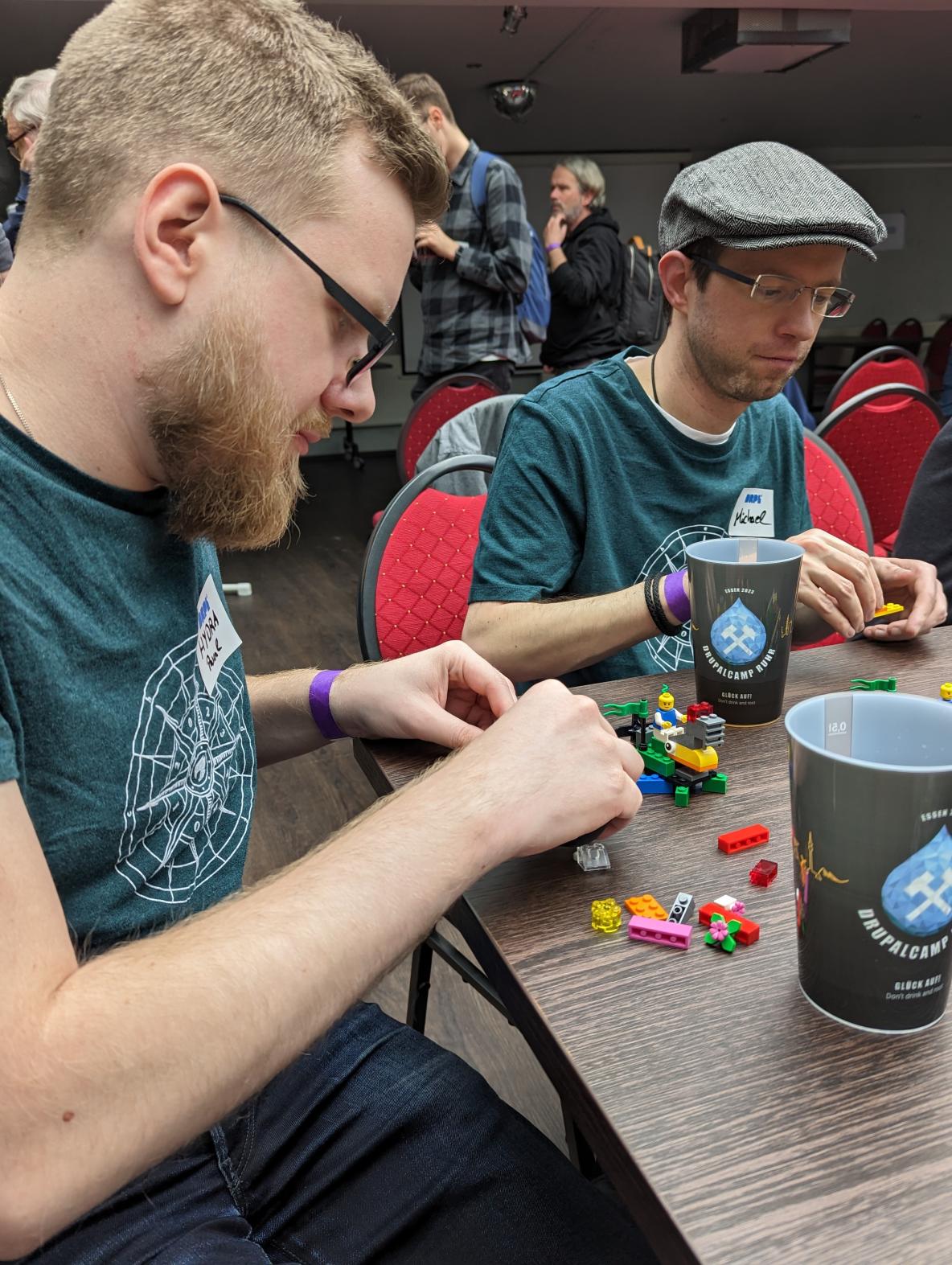 Pascal und Michael beim Lösen der Lego Serious Play Aufgabe