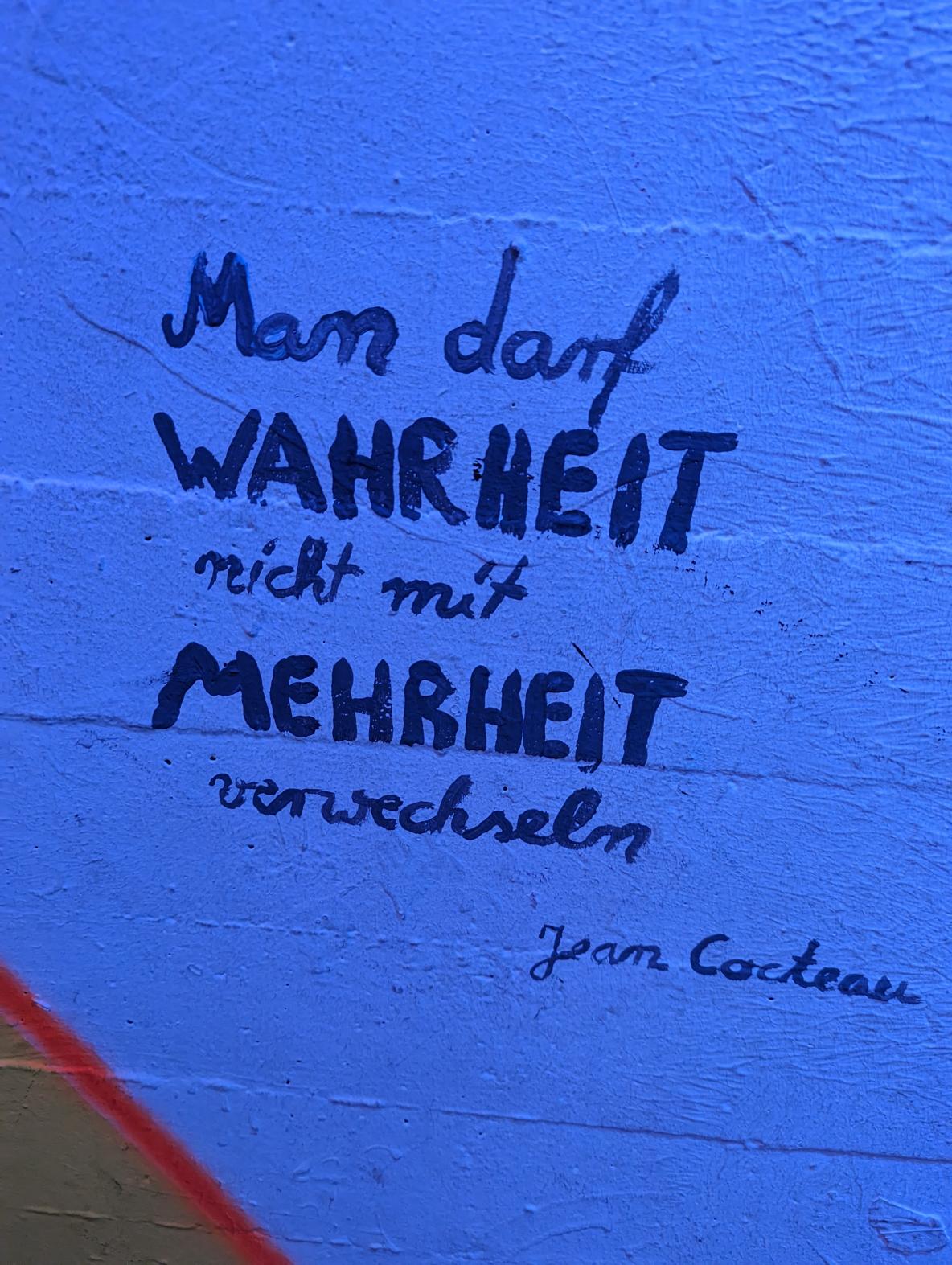 An die Wand geschriebenes Zitat: Man darf Wahrheit nicht mit Mehrheit verwechseln