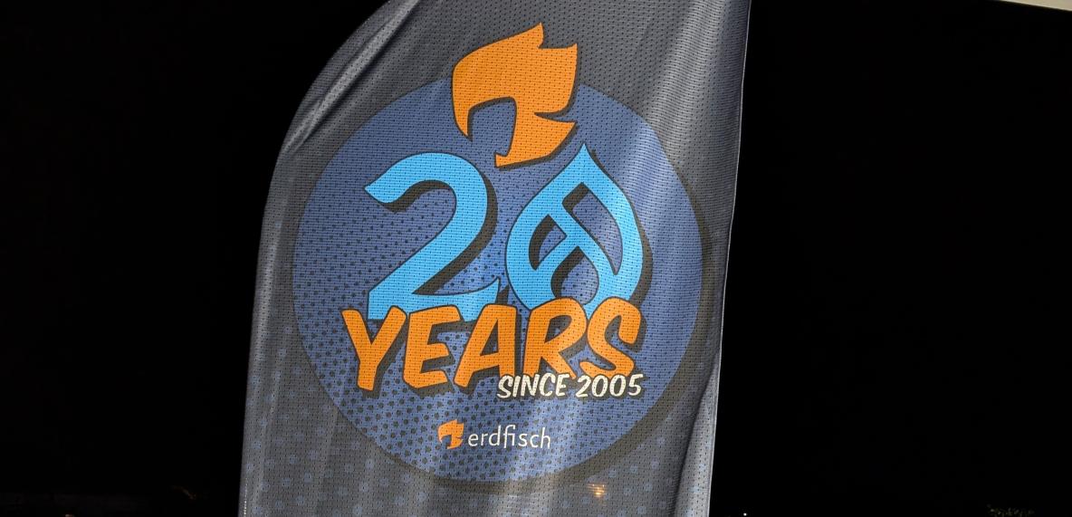 Flagge mit "20 years" zum erdfisch Jubiläum