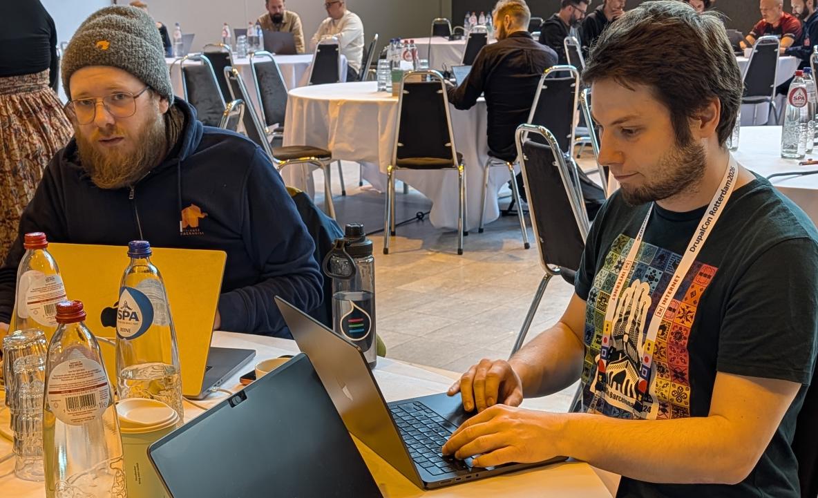 erdfische Pascal und Henjo im Contribution-Raum der DrupalCon Rotterdam 2026.