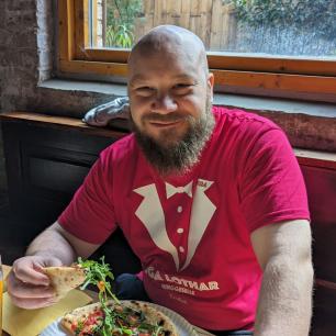 Lothar beim Verspeisen der selbstgemachten Pizza